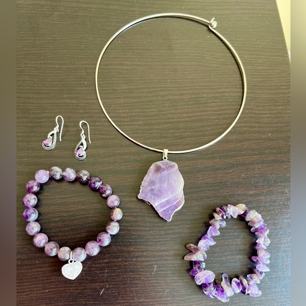 Amethyst pendant, 2 bracelets and a pair of earrings with silver.